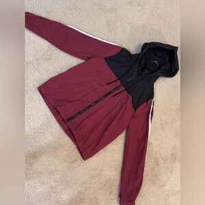 Burgundy, white, and black windbreaker 🌬️
- Size: Women M
